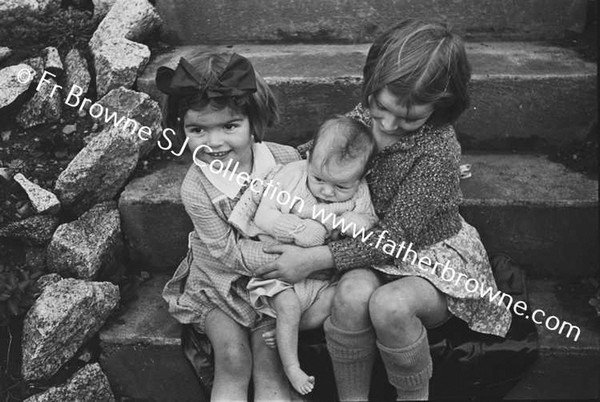 NORMAN WHITE WITH MRS HELEN & MARGARET & GRANIA IN BASKET